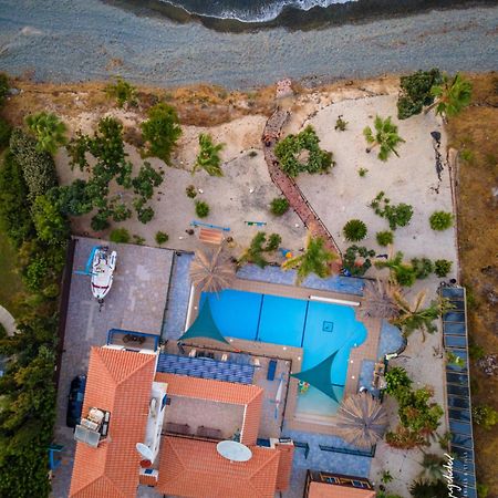 Astrofegia Beachfront Villa بوموس المظهر الخارجي الصورة